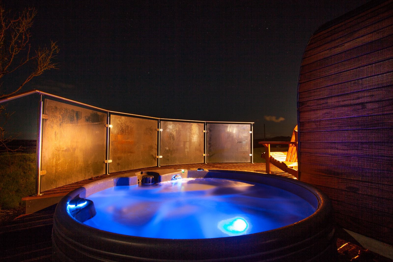 5 key benefits of a round hot tub for parties